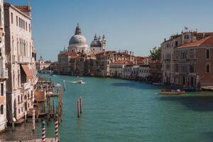 szenisch Aussicht von großartig Kanal im Venedig, Italien mit schön die Architektur und Wasser Reflexionen foto