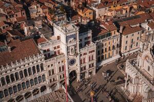Antenne Aussicht von Venedig, Italien mit Kanäle, Gebäude, und Uhr Turm im atemberaubend Vogelaugen Perspektive foto