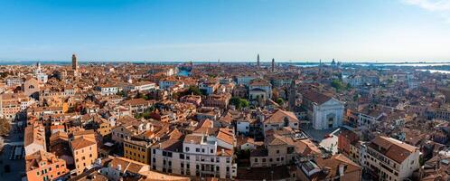 Antenne Aussicht von Venedig in der Nähe von Heilige markieren Quadrat, Rialto Brücke und eng Kanäle. foto