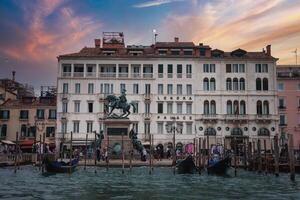 klassisch venezianisch Szene mit Gondeln und direkt am Wasser Gebäude im Italien foto