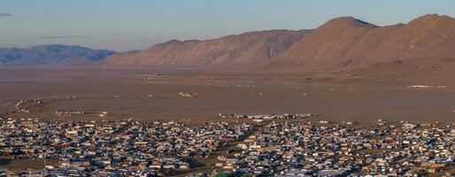 Antenne Aussicht von das Verbrennung Mann Festival im Nevada Wüste. schwarz Felsen Stadt von über. foto