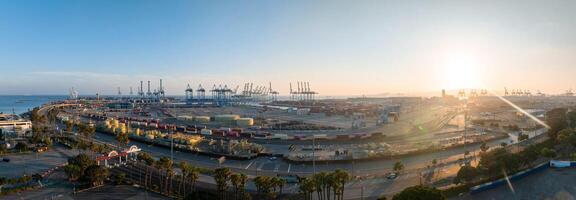 Tausende von Versand Behälter im das Hafen von lange Strand in der Nähe von los Engel Kalifornien. foto