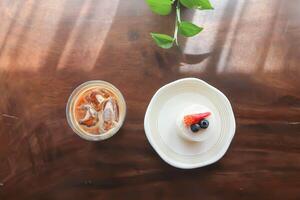 Kaffee, vereist Kaffee oder vereist Cappuccino Kaffee und Erdbeere Shortcake auf das Tabelle foto