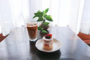 Erdbeere Shortcake oder Erdbeere Kuchen mit Erdbeere und Blaubeere Belag und Kaffee foto
