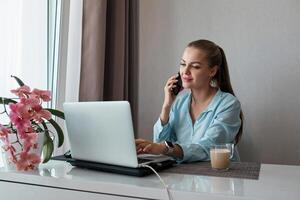 ein jung Frau erfährt Fernbedienung Ausbildung während Sitzung beim ein Tabelle im das Leben Zimmer. foto