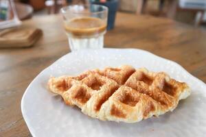 kriechen oder Croissant Waffel und Kaffee ,schmutzig Kaffee oder japanisch Kaffee foto