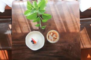 Kaffee, vereist Kaffee oder vereist Cappuccino Kaffee und Erdbeere Shortcake auf das Tabelle foto