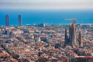 Panorama- Aussicht von Barcelona mit Sagrada familia und Mittelmeer Meer foto