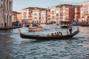 ikonisch Gondel navigieren großartig Kanal im Venedig, Italien auf ein sonnig Tag foto