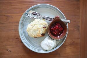 scone , Cranberry scone oder scone mit ausgepeitscht Sahne foto