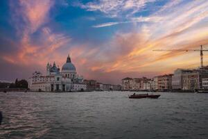 launisch Venedig Stadtbild mit Boot im das Wasser auf ein wolkig Tag im Italien. foto