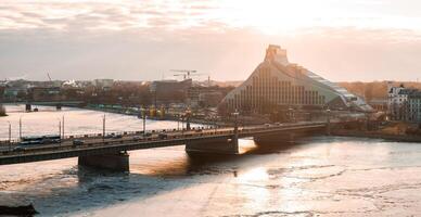 Aussicht von das lettisch National Bibliothek im Riga. foto