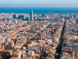 Antenne Aussicht von Barcelona Stadt Horizont beim Sonnenuntergang. foto