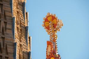 Nahansicht Aussicht Sagrada Familie Turm geschmückt mit Mosaik im Barcelona, Spanien foto