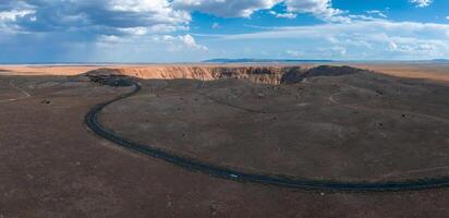 Antenne Aussicht von das Meteor Krater natürlich Wahrzeichen beim Arizona. foto