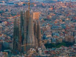 Antenne Aussicht von Barcelona Stadt Horizont und Sagrada familia Kathedrale beim Sonnenuntergang foto