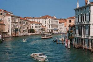 heiter großartig Kanal Venedig Italien szenisch Aussicht mit Boote und Gebäude foto