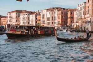 klassisch venezianisch Erfahrung heiter großartig Kanal mit Schwarz, Weiss, und rot Gondeln foto