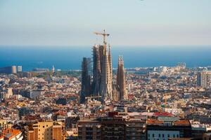 Panorama- Aussicht von Barcelona mit Sagrada familia und montjuic Hügel foto