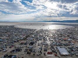 Antenne Aussicht von das Verbrennung Mann Festival im Nevada Wüste. schwarz Felsen Stadt von über. foto