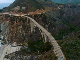 bixby Brücke Antenne Aussicht im Kalifornien, USA. schön Brücke foto