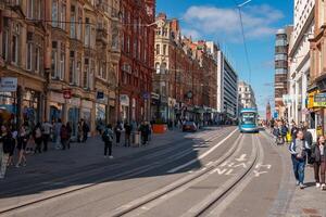 hell sonnig Tag mit glatt modern Straßenbahn auf lebhaft Birmingham Straße, Vereinigtes Königreich foto