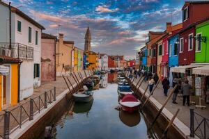 beschwingt Kanal Szene im Burano, Italien mit bunt Gebäude und Gondeln foto