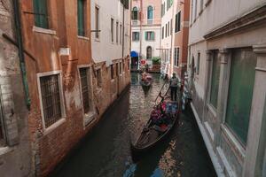 heiter Gondel Reiten durch Venedig charmant Kanäle - - zeitlos Schönheit und Romantik foto