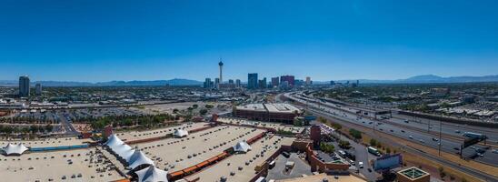 Panorama- las Vegas Stadtbild mit Stratosphäre Turm und Einkaufen Einkaufszentrum inmitten Berge foto