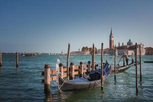 traditionell Blau Gondel auf Venedig Seebrücke mit direkt am Wasser Gebäude im Sommer- Sammlung foto