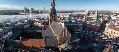 Antenne Aussicht von das Weihnachten Markt im Riga. foto