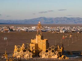 Antenne Aussicht von das Verbrennung Mann Festival im Nevada Wüste. schwarz Felsen Stadt von über. foto