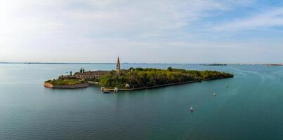 Antenne Aussicht von das geplagt Geist Insel von poveglia im das venezianisch Lagune foto