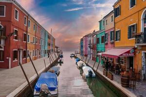 beschwingt Kanal Szene im Burano, Italien bunt Gebäude und Boote im still venezianisch Rahmen foto