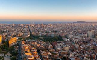 Antenne Aussicht von Barcelona Stadt Horizont beim Sonnenuntergang. foto