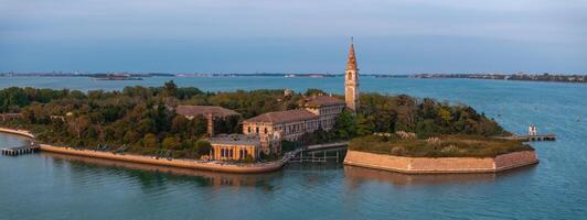 Antenne Aussicht von das geplagt Geist Insel von poveglia im das venezianisch Lagune foto