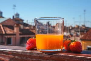 erfrischend Glas von Orange Saft und Erdbeeren auf elegant venezianisch Balkon mit neutral Farbe planen foto