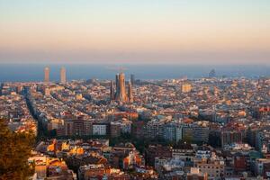 golden Stunde Panorama von Barcelona mit Sagrada familia und Sehenswürdigkeiten foto