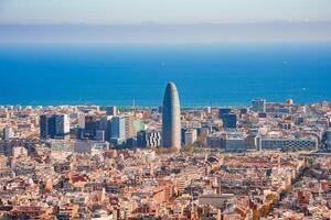 tagsüber Panorama- Aussicht von Barcelonas Horizont mit das torre Ruhm foto