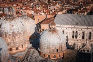 Antenne Aussicht von Venedig, Italien atemberaubend tagsüber Erfassung von ikonisch Sehenswürdigkeiten und Kanäle foto