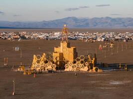 Antenne Aussicht von das Verbrennung Mann Festival im Nevada Wüste. schwarz Felsen Stadt von über. foto