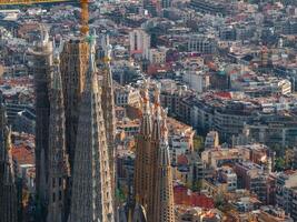 Antenne Aussicht von Barcelona Stadt Horizont und Sagrada familia Kathedrale beim Sonnenuntergang foto