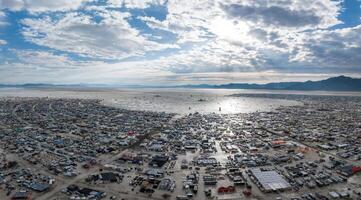 Antenne Aussicht von das Verbrennung Mann Festival im Nevada Wüste. schwarz Felsen Stadt von über. foto