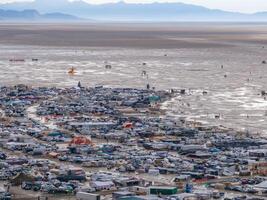 Antenne Aussicht von das Verbrennung Mann Festival im Nevada Wüste. schwarz Felsen Stadt von über. foto