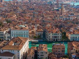 Antenne Aussicht von Venedig in der Nähe von Heilige markieren Quadrat, Rialto Brücke und eng Kanäle. foto