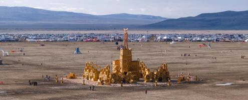 Antenne Aussicht von das Verbrennung Mann Festival im Nevada Wüste. schwarz Felsen Stadt von über. foto