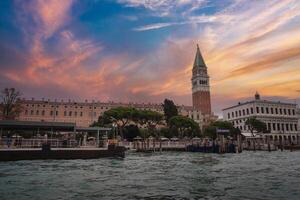 ikonisch Venedig Stadtbild Aussicht von Wasser mit Gondeln - - tagsüber romantisch Atmosphäre foto