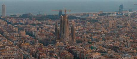 Antenne Aussicht von Barcelona Stadt Horizont und Sagrada familia Kathedrale beim Sonnenuntergang foto