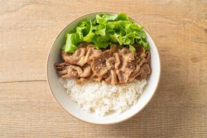 japanische Donburi-Reisschüssel aus Schweinefleisch foto