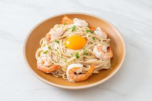 Spaghetti weiße Sahnesauce mit Garnelen und Eigelb foto